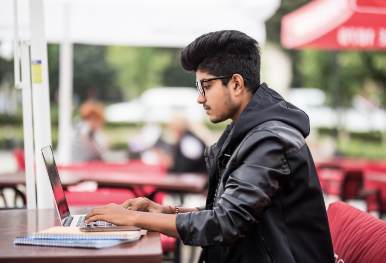 Le vrai “niveau” d’un développeur se mesure à sa soif d’apprendre, pas à ses diplômes